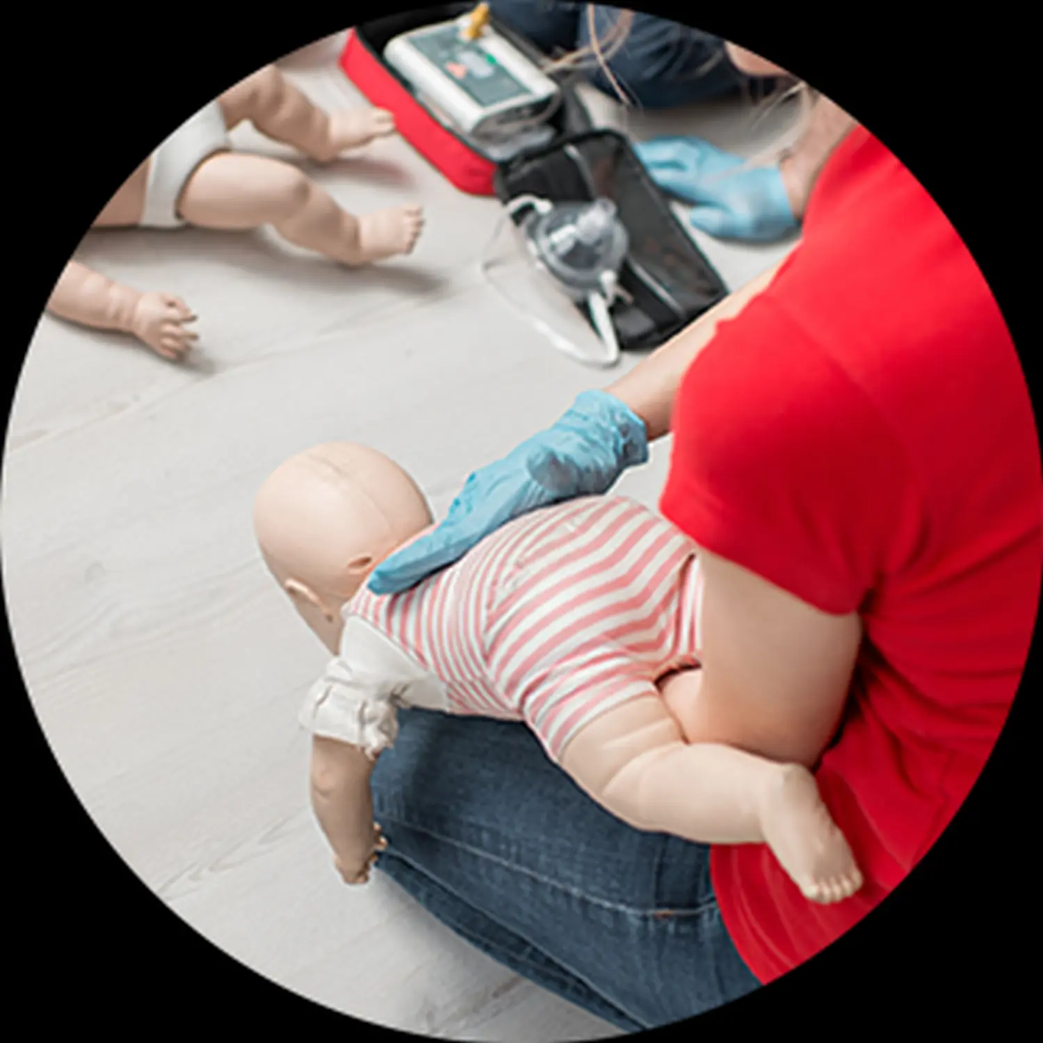 Erste Hilfe Marquardt - Erste-Hilfe-Kurs zur Herz-Lungen-Wiederbelebung mit einem automatisierten externen Defibrillator (AED).