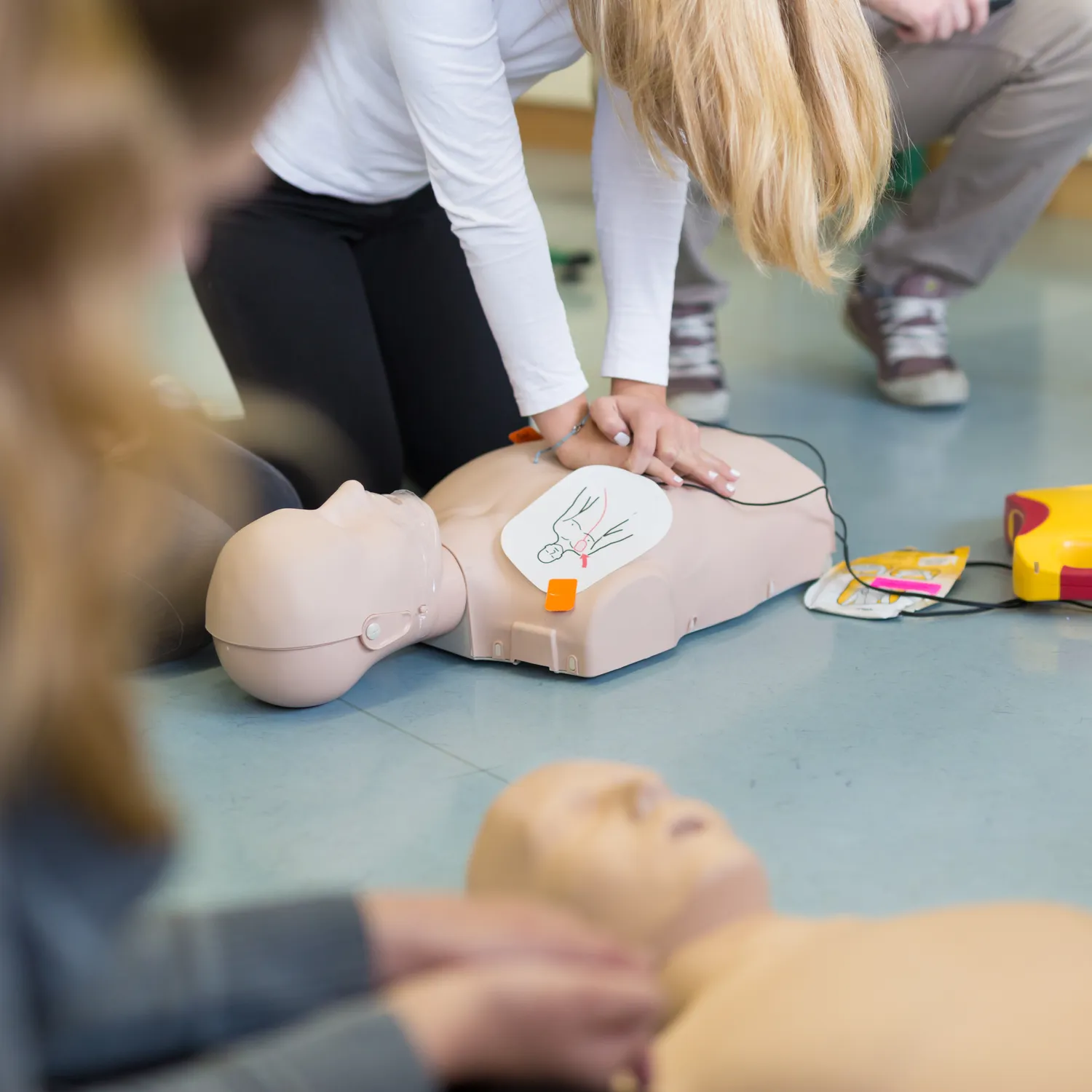 Erste Hilfe Marquardt - Erste-Hilfe-Kurs zur Herz-Lungen-Wiederbelebung mit einem automatisierten externen Defibrillator (AED).