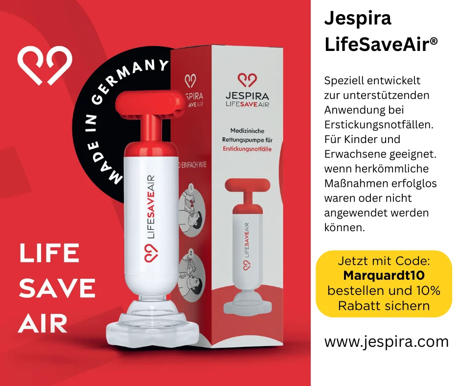 Erste Hilfe Marquardt – Rettungssanitäter mit Stethoskop untersucht Jungen, der nach einem Autounfall auf der Straße liegt